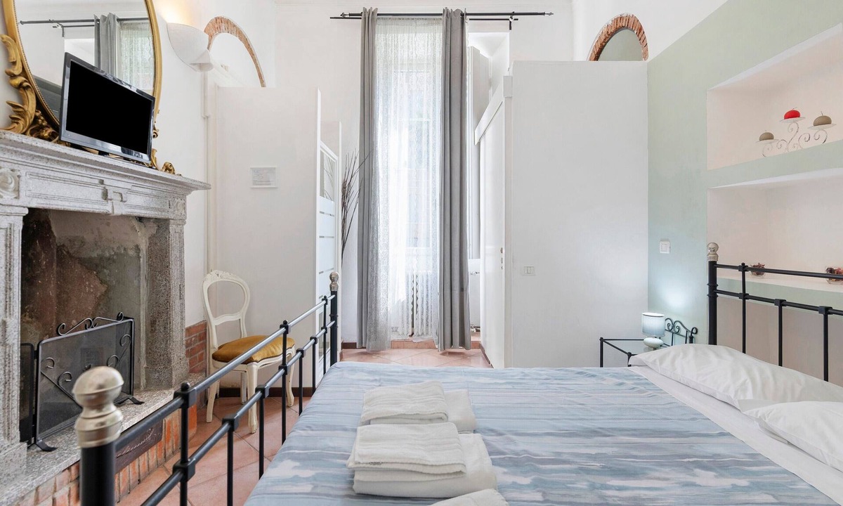 Como Apartment | Room 2 with Wi-Fi in Como