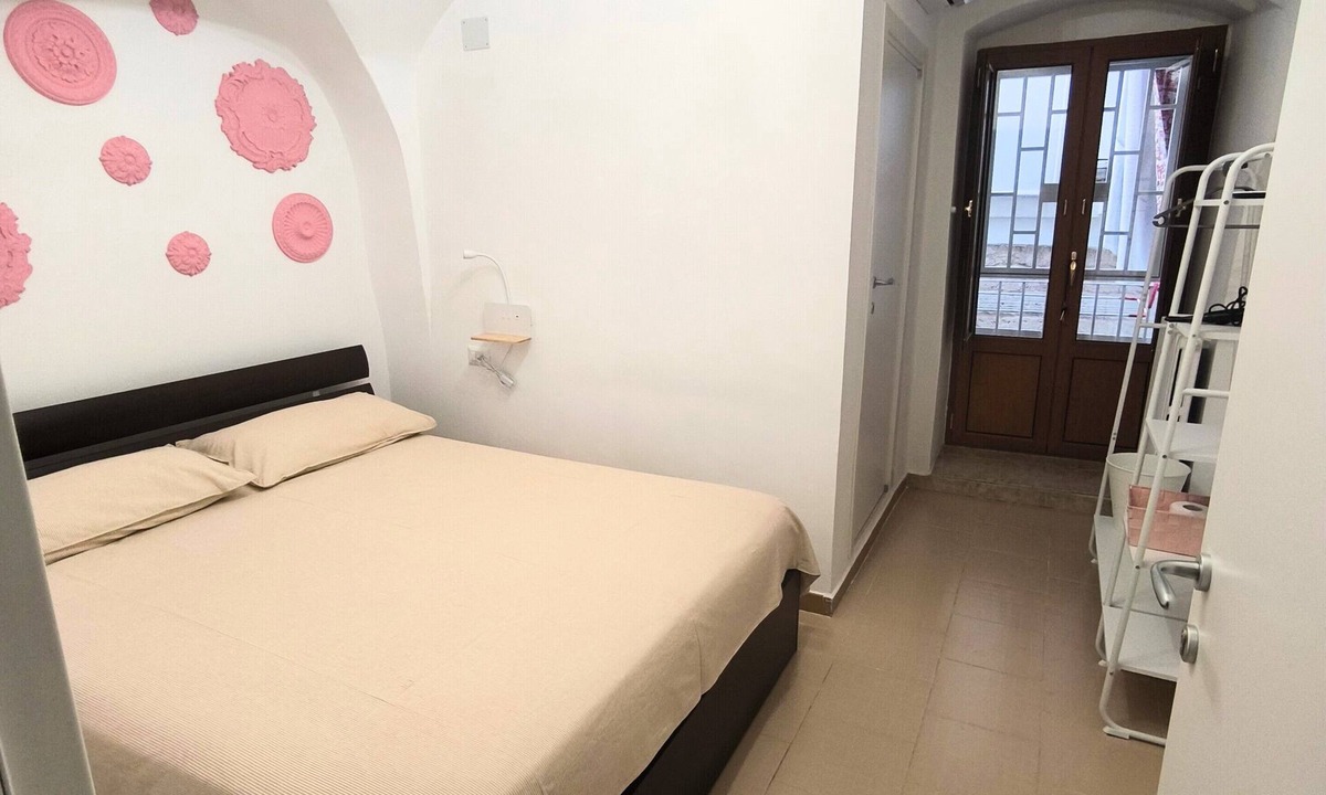 Modugno Apartment | Room 'Peonia' with Balcony, Wi-Fi and Air Conditioning