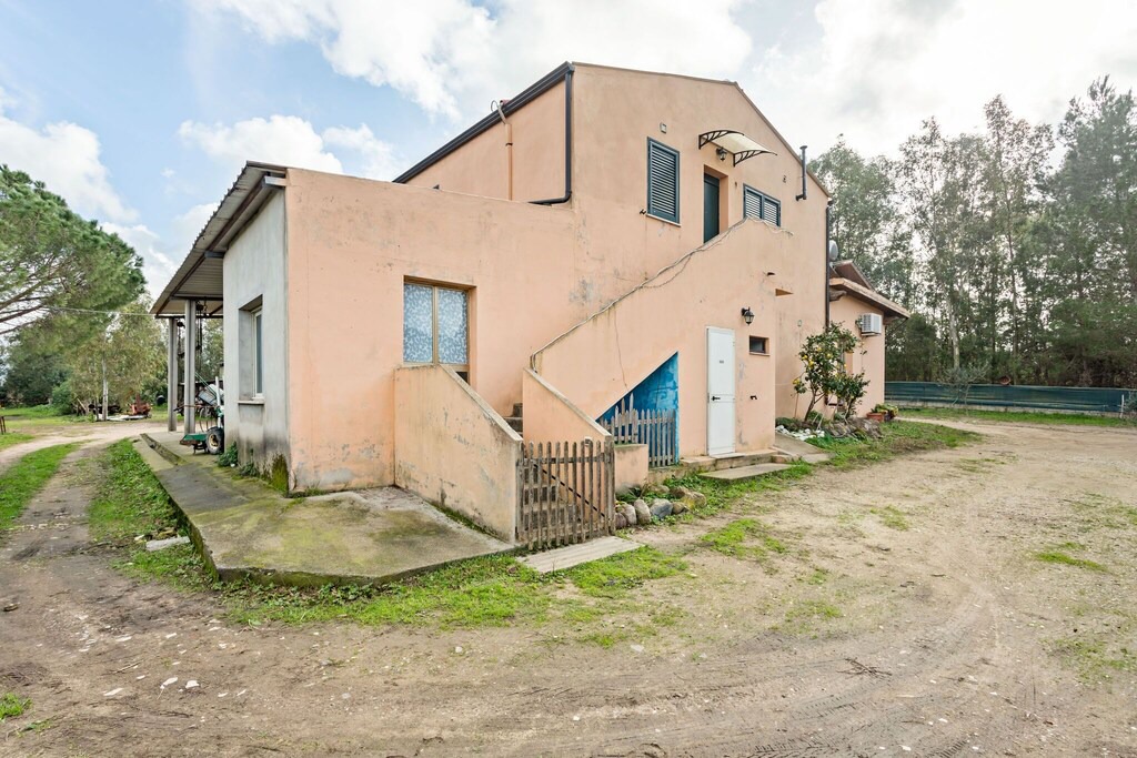Santa Giusta Villa | Rustic Villa in Santa Giusta with Garden