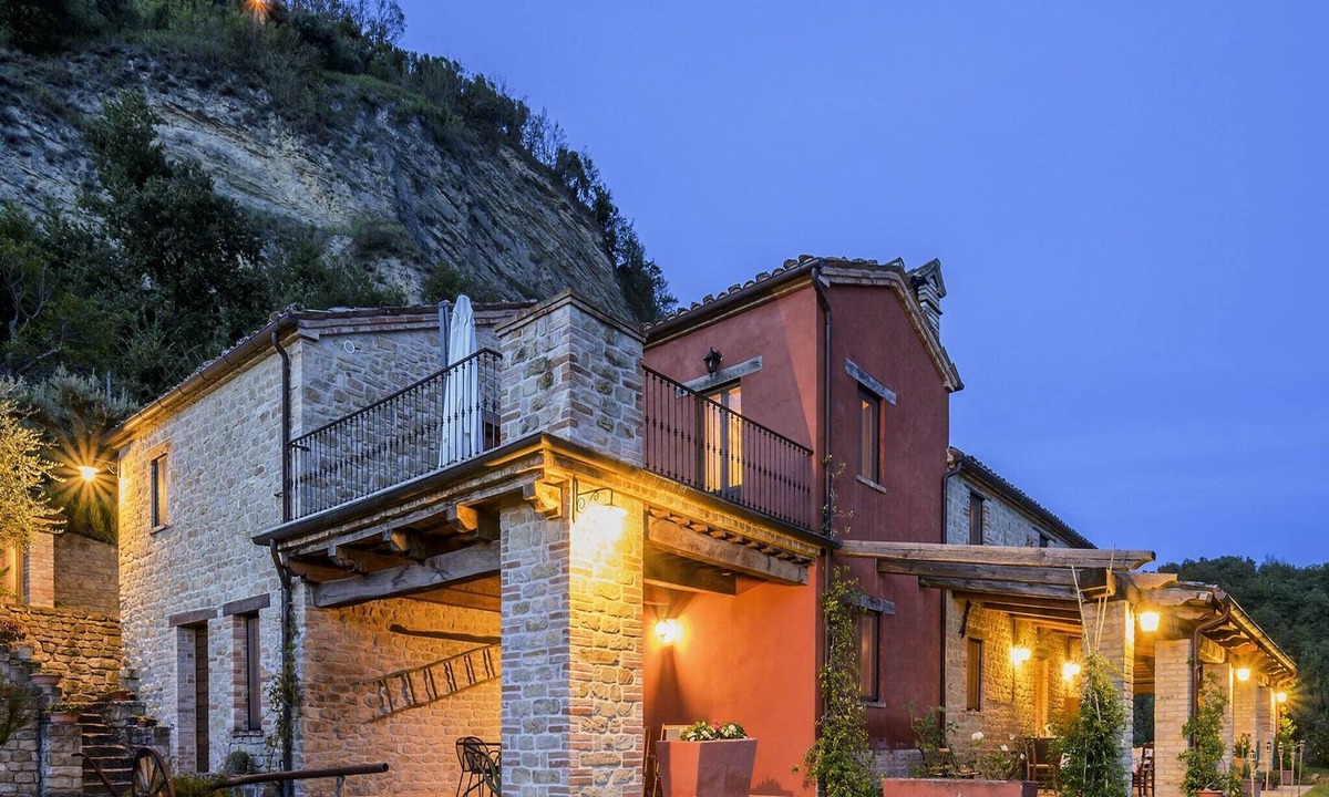 Monte San Martino House | Scenic Stay in Le Marche