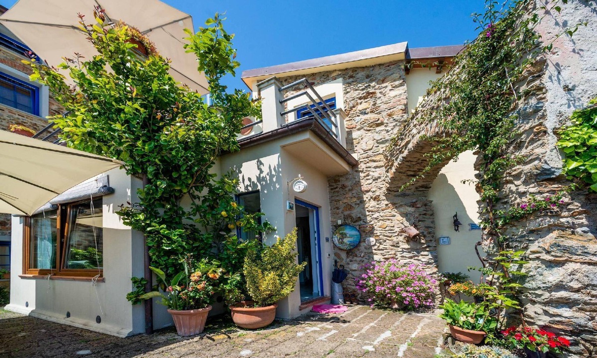 Massa Apartment | Seventh Heaven' flat with shared pool