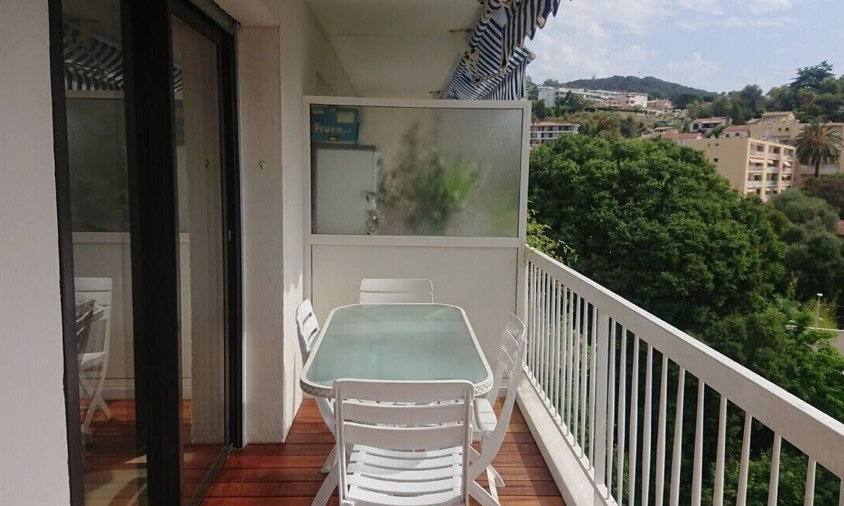 Cannes La Bocca Apartment | Spacious 70 m² flat with Balcony and sea view!