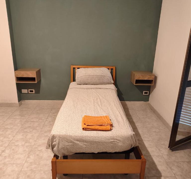Marco Simone House | Stanza con bagno privato in appartamento condiviso 2