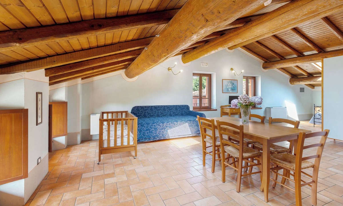 Monzambano Apartment | Studio Apartment 'Fiordaliso' with Shared Garden, Wi-Fi and Air Conditioning