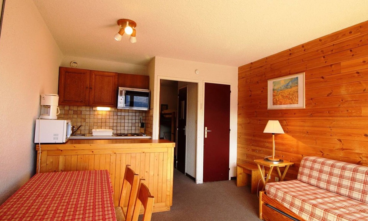 Auris Apartment | Studio cabin, sleeps 4, ski-in/ski-out, near shops, balcony, mountain views