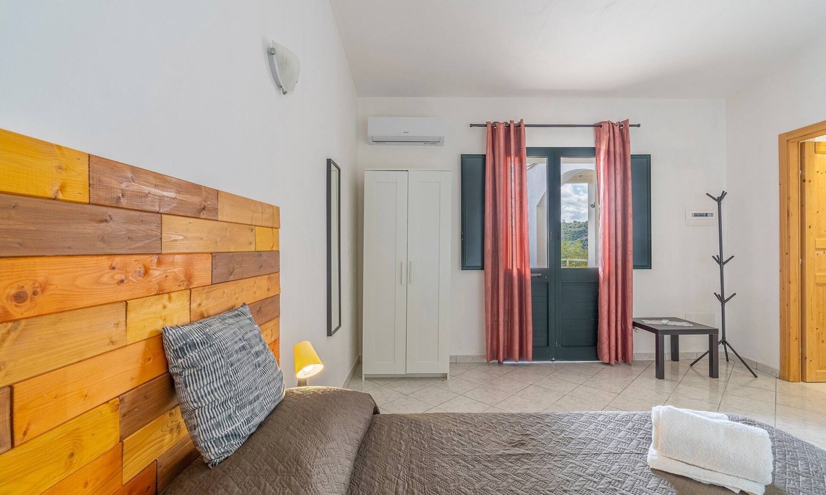 Noto Apartment | Studio 'Menta - Fiumara Val Di Noto' with Mountain View, Wi-Fi and Air Conditioning