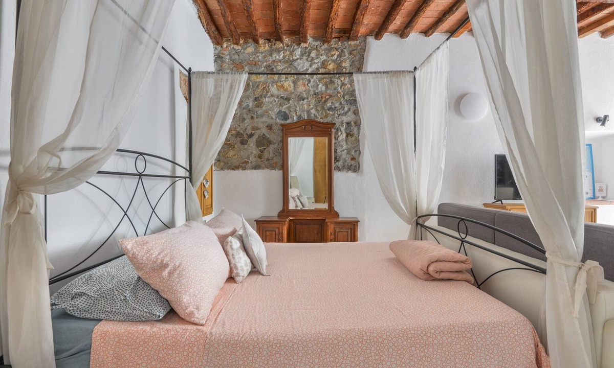 Portoferraio Old Town Apartment | Studio 'Nido D'amore' with Wi-Fi and Air Conditioning