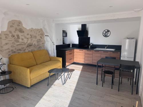 Caumont-sur-Durance Apartment | Studio Rénové de Charme en Provence
