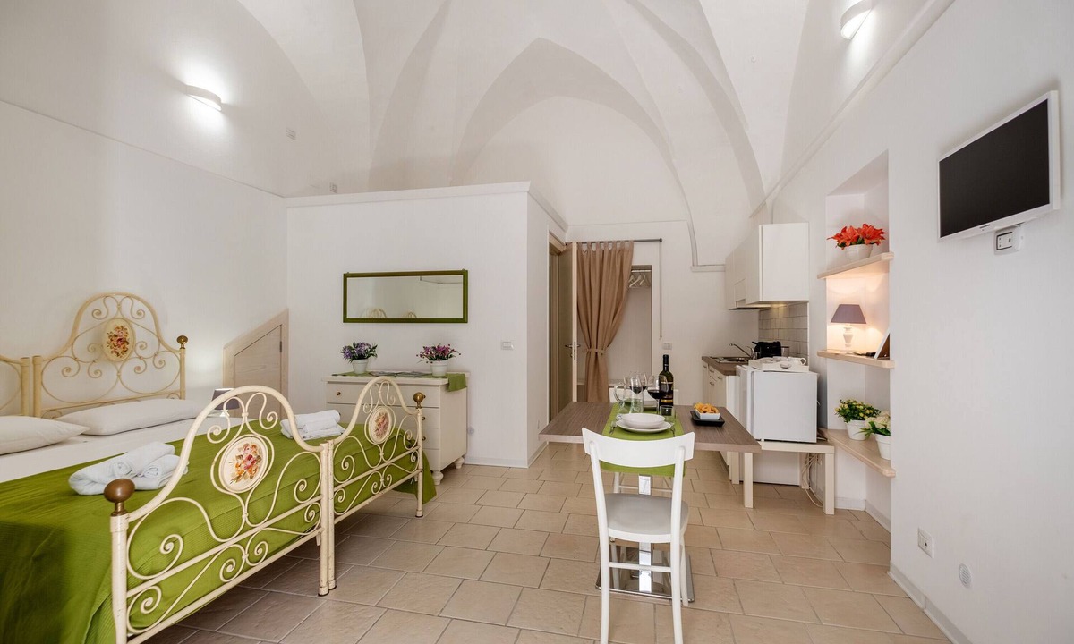 Leverano Apartment | Studio 'Residenza Isabella 2' close to City Centre with Garden & Air Conitioning