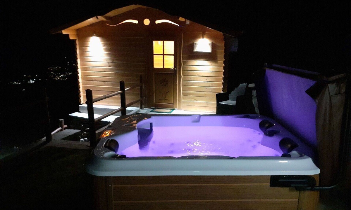 Pelado House | Stunning private villa for 2 people with hot tub, TV, patio and pets allowed