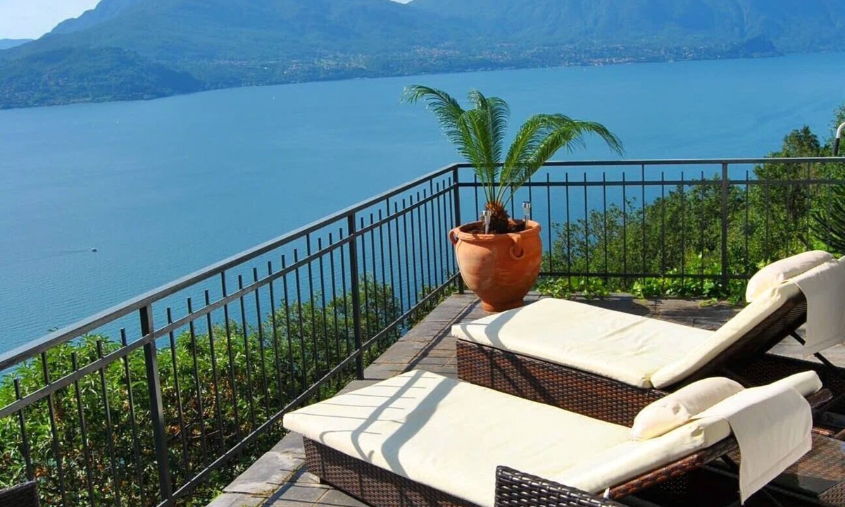 Trarego Viggiona House | tasteful small house with beautiful view on the lake