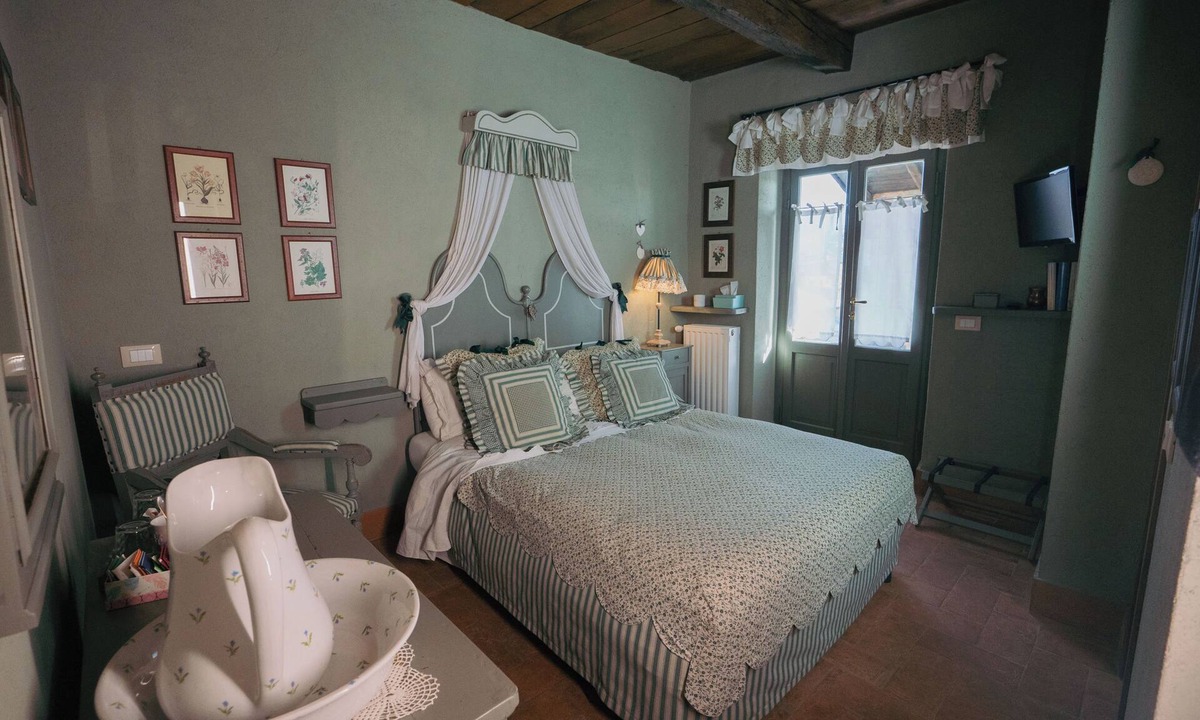 Veruno Bed & Breakfast | The Willow Bed & Breakfast - Room Sage