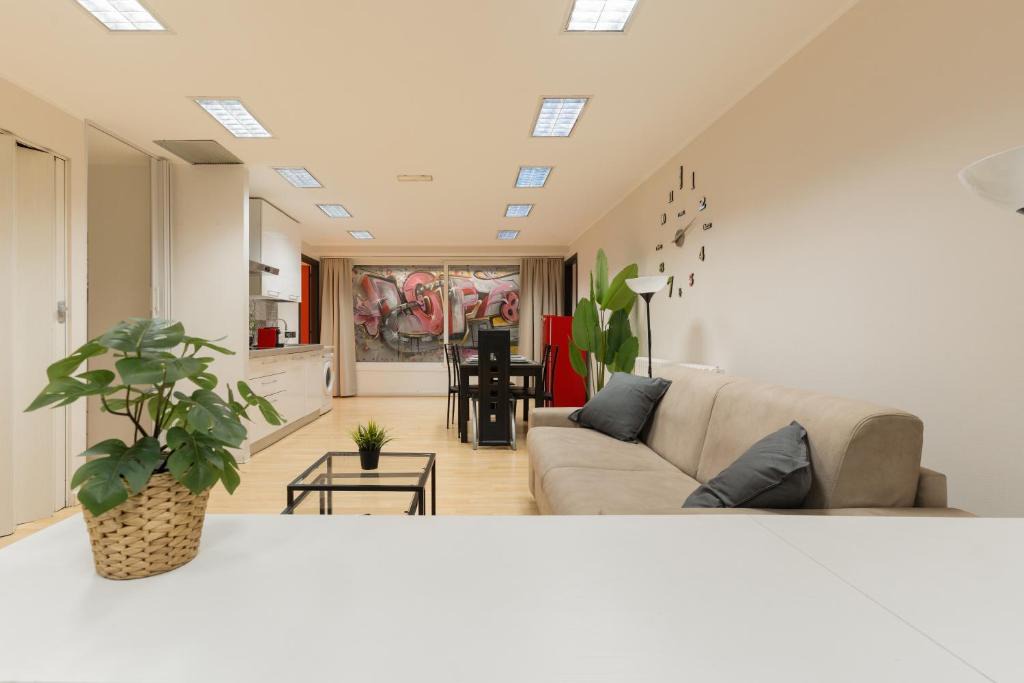 Ripamonti Corvetto Apartment | Urban Loft with pool table - M3 and Train station - Duomo in 10 min