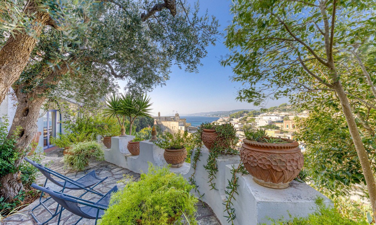 Castro Marina Apartment | Villa 'Blu La Cambusa' with Shared Pool, Wi-Fi and Air Conditioning