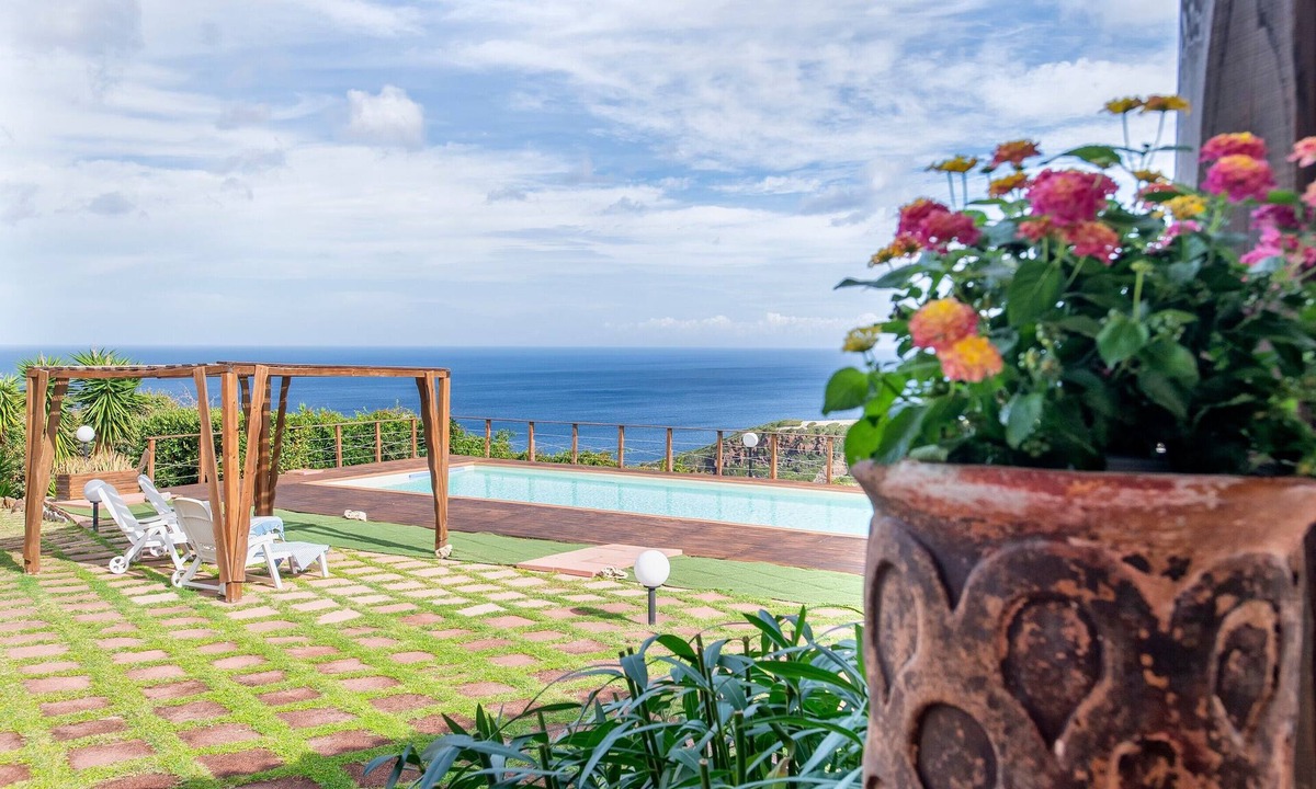 Castelsardo Villa | Villa 'Patrizia' with Sea View, Wi-Fi and Air Conditioning