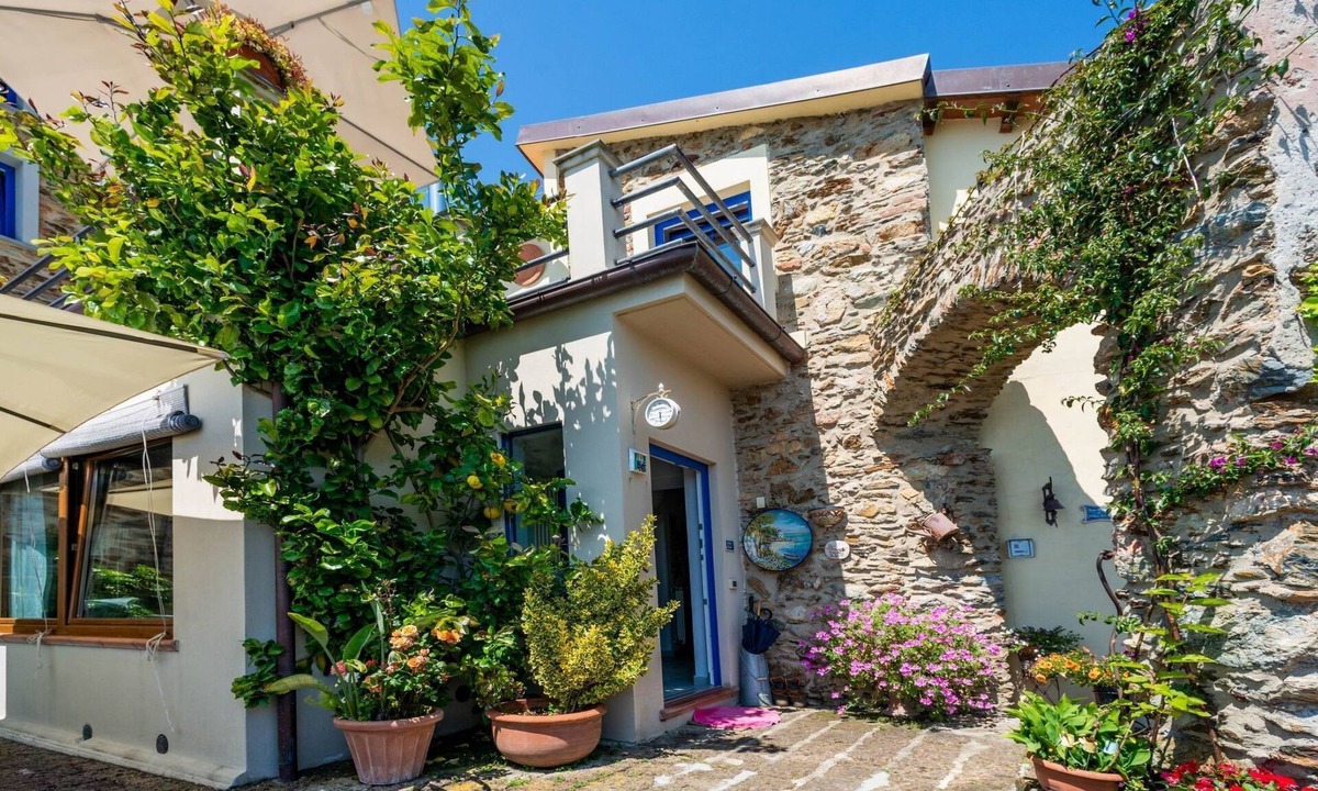 Massa Apartment | Wohnung 'Seventh Heaven' mit Gemeinschaftspool by Interhome