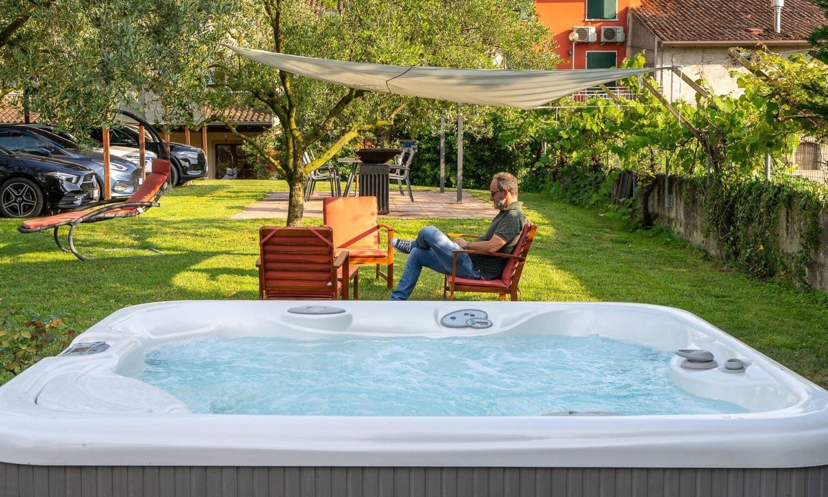 Valeggio sul Mincio Apartment | Zimmer mit Bad in einer Einrichtung mit Wellness-Center by Interhome