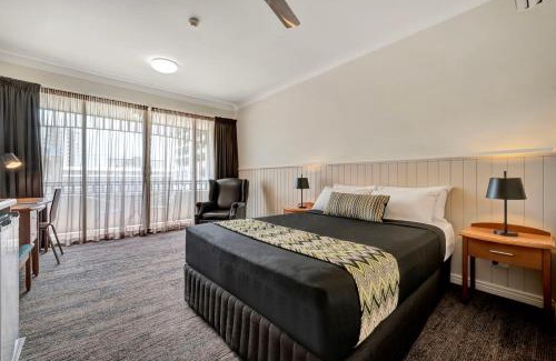 Townsville Hotel | City Oasis Inn Townsville, SureStay Collection by BW