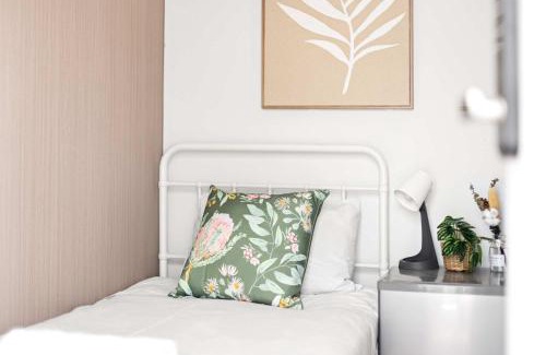 Auburn House | Private Single Room - Mins to Train Station - Shared Bathroom