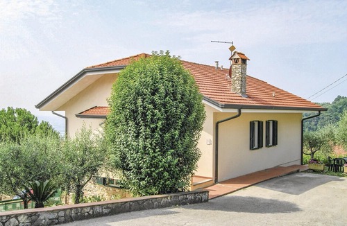 Corsanico House | 4 bedroom accommodation in Massarosa