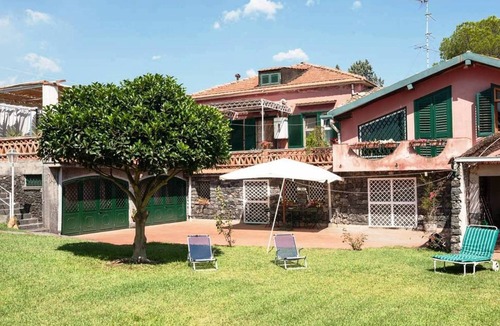 Acireale Apartment | Acireale B&B Double AC bedroom in villa with g