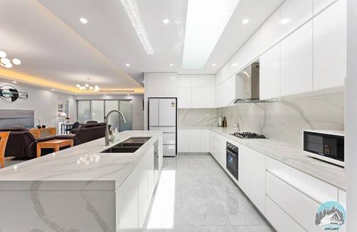 Fairfield House | Aircabin - Fairfield - Modern - 6 Bedrooms House