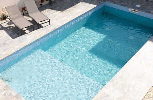 Syracuse Apartment | Apartment 'Aphrodite' with Shared Pool, Wi-Fi and Air Conditioning