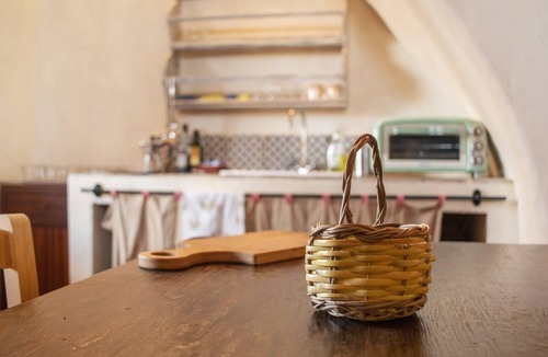 Bisceglie Apartment | Apartment 'Carrubo' with Shared Terrace, Shared Garden and Wi-Fi