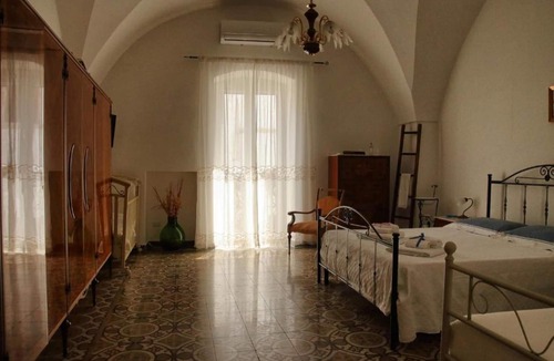 Old Town Cisternino Apartment | Apartment 'Casa Dei Nonni - Davide' with Balcony, Wi-Fi and Air Conditioning