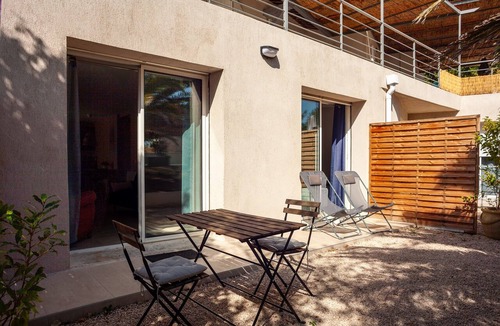 Les Camoins Apartment | Apartment 'Cocon Avec Piscine Et Jardin' with Shared Pool, Private Terrace and Wi-Fi