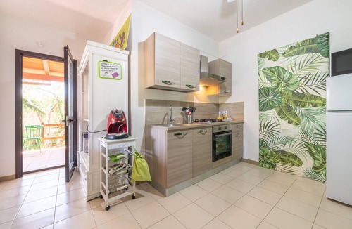 Terra Mala Apartment | Apartment 'Jungle Room' Quartu sant'Elena, Wi-Fi and Air Conditioning