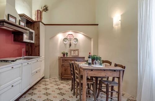Santa Maria Novella Apartment | Apartment 'La Maison De Mavì' with Wi-Fi and Air Conditioning