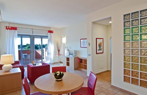 Zona XXX Castel Fusano Apartment | Apartment Long Stay Rome Area I Triangoli with garden in the backyard