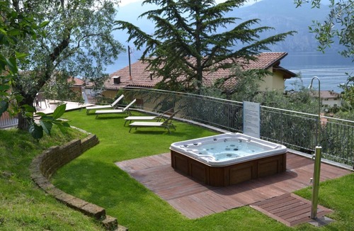 Malcesine Apartment | Apartment 'Monolocale La Perla 1' with Lake View, Garden & Wi-Fi