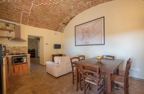 Colle di Val d'Elsa Apartment | Apartment "Nonno Gino" with Wi-Fi & Shared Balcony