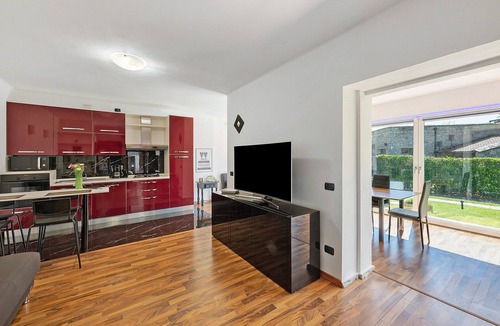Gera Lario House | Aphrodite's Garden – Central Yet Peaceful Apartment Near Lake Como