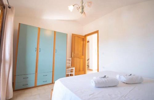 Monte Longu Apartment | Appartamento Posada con piscina e parcheggio privato vicino al mare