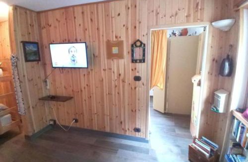 Antey-Saint-Andre Apartment | Appartamento raccolto con terrazzo e parcheggio CIR 0002