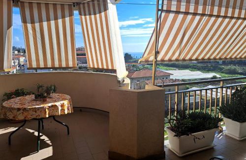 Vallecrosia Apartment | Appartamento - terrazzo vivibile vista mare, wi-fi e box gratuiti
