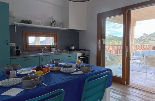 San Pantaleo Apartment | Apt. Azure, central, parking, top for 6