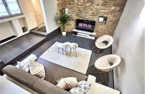 Citta Alta Apartment | ASTRA-Modern Loft Cathedral View