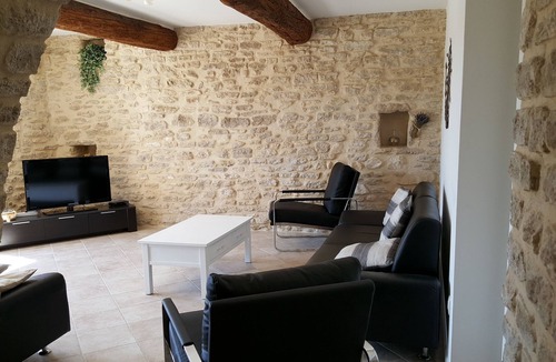 Cabrieres-d'Avignon House | Authentic farmhouse facing the LUBERON, quiet location, secure private pool,