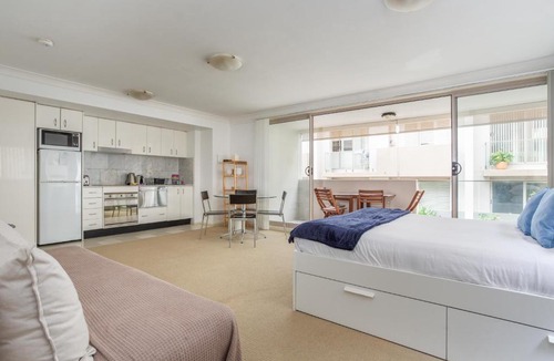 Manly Apartment | Balcony Studio in Heart of Manly Dining and Shops