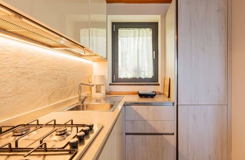 Peglio House | Beautiful private villa for 4 guests with WIFI, TV, terrace and pets allowed