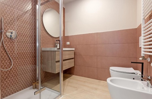 Stazione Apartment | Bilocale rosa con terrazzo 5 minuti dalla stazione