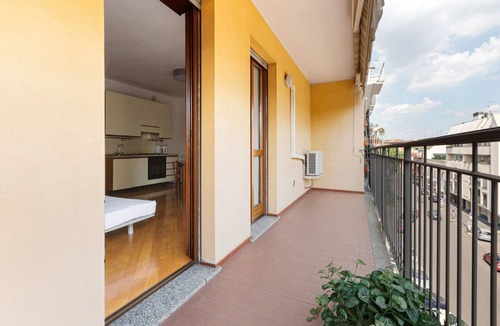 Villapizzone Apartment | Bright studio apartment with balcony and garage included