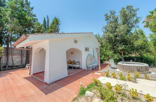 Giorgilorio House | Bungalow 'Villa Paradiso' with Shared Pool, Wi-Fi and Air Conditioning
