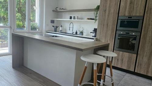 Settimo Torinese House | Camera con cucina e piscina a un passo da Torino
