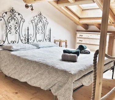 Peschiera Maraglio Bed & Breakfast | Casa Barteèi