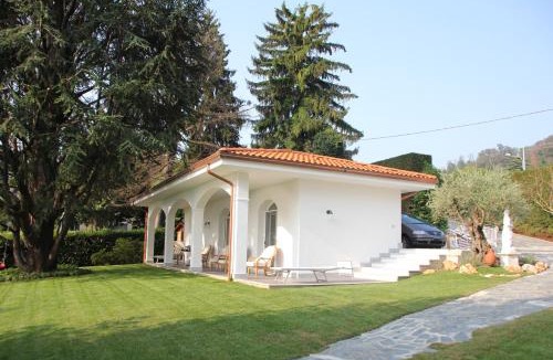 Lesa Villa | Casa Blanca - Villa with pool and private beach